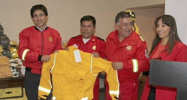 Entregan equipos a bomberos que combaten incendios forestales en Cusco.