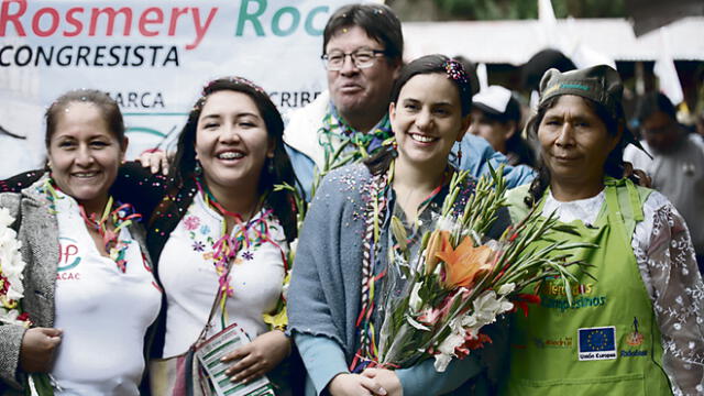 'VERO' EN CAMPAÑA. Mendoza hizo ayer un recorrido por mercados del Cusco para apoyar a sus candidatos.