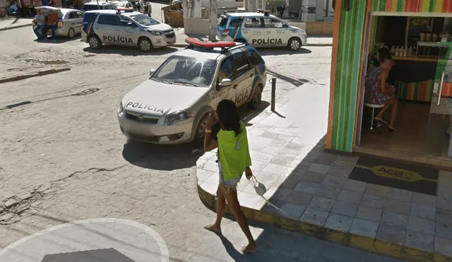 Google Maps capta a mujer caminando con 'brasier' en mano, frente a la policía [FOTOS]