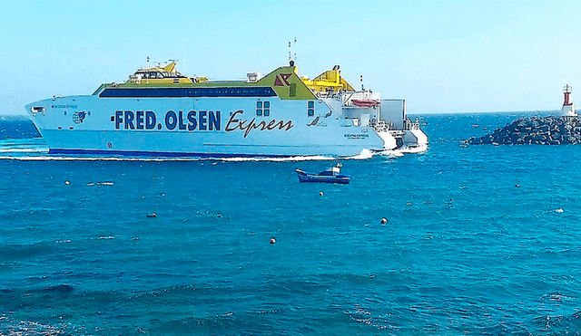 La embarcación de la compañía Fred Olsen sufrió un accidente dejando tres personas heridas.