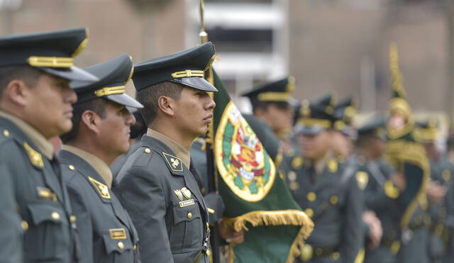 POLICIA NACIONAL   GRUPO    FILA   POLICIAS   2016  / IMAGEN QUE  ILUSTRA  PASE AL RETIRO DE 790  AGENTES  