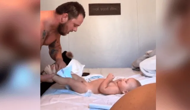 Video es viral en Facebook. La mujer se percató de la curiosa escena protagonizada por el papá de su bebé y no dudó en grabarla para compartirla en redes.