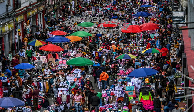 En Bogotá gran cantidad de personas han abarrotado algunos sitios en busca del regalo de Navidad. Foto: AFP