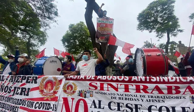 Los trabajadores señalan que la multinacional de bebidas de origen peruano no los habría readmitido a sus labores. Foto: Raúl Egusquiza/ URPI - GLR
