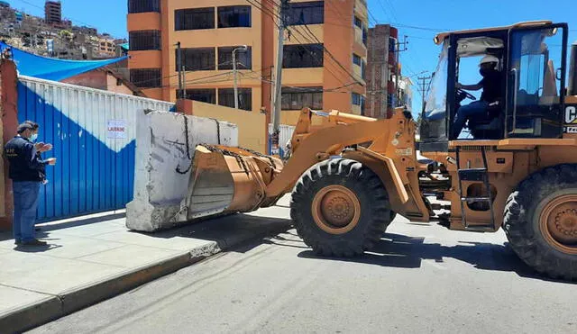 Puertas de terminales fueron tapeadas con bloques de cemento. Foto: Municipalidad de Puno.