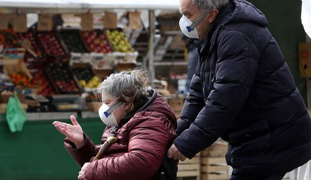 Dos ciudadanos italianos en Padua, Italia. Foto: Difusión.