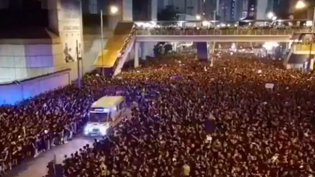 Hong Kong: miles de manifestantes dejan pasar en segundos una ambulancia y limpian las calles  [VIDEO]