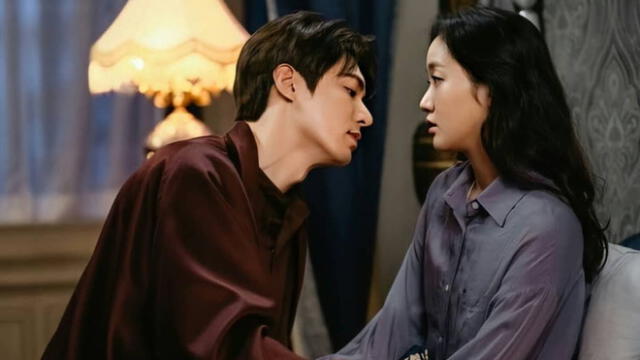 Desliza para ver más fotos de Lee Min Ho y Kim Go Eun para el ep. 12 de The king: Eternal monarch de Netflix.