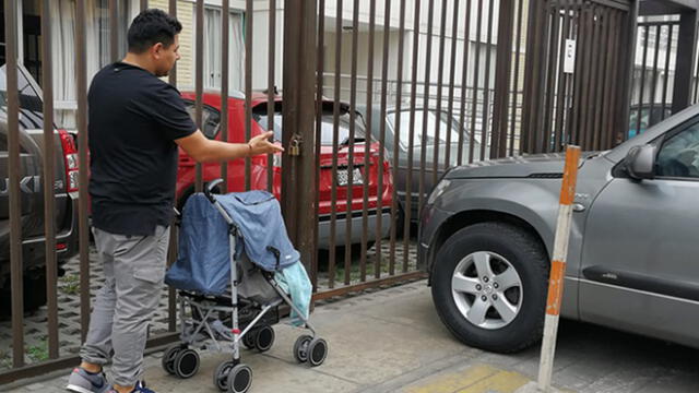 Mal estacionado. Vehículo impide pase peatonal. Créditos: Facebook.