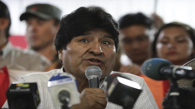 Bolivian former President (2006-2019) Evo Morales (C) gestures during the launching of the presidential ticket for the Movement for Socialism (MAS) party for the upcoming Bolivian elections, in Buenos Aires on January 19, 2020. - The MAS' presidential ticket for the May 3 general election is made up of former Economy Minister (2006-2019) Luis Arce and former Foreign Minister (2006-2017) David Choquehuanca for president and vice-president respectively. (Photo by ALEJANDRO PAGNI / AFP)