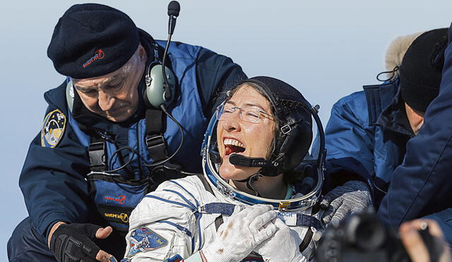 Misión cumplida. La astronauta Christina Koch tras aterrizar en la región remota de Karaganda en Kazajstán.