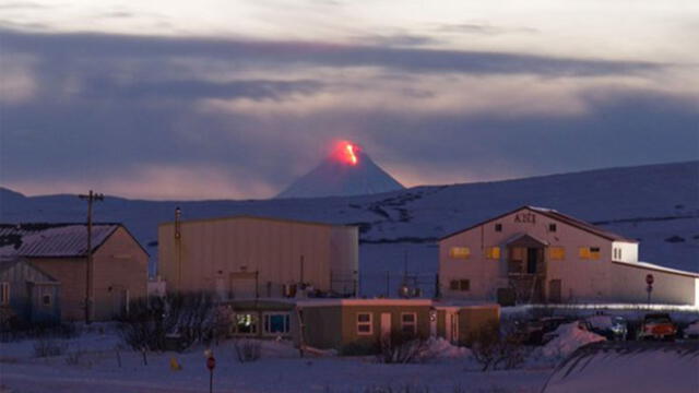 El volcán Shishaldin, en Alaska, disparó una nube de cenizas de unos ocho km de altura.