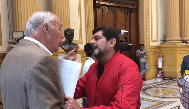 Hombre encara a Andrés García Belaunde para que atienda su denuncia [VIDEO]