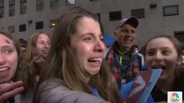 La muchacha no pudo contener la emoción y se echó a llorar frente a la multitud. El entrevistador tuvo que pedirle calma. (Foto: Captura)
