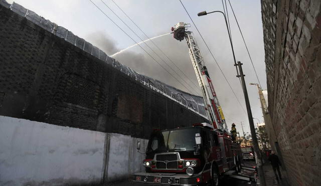 Bomberos apagan incendio en fábrica textil de Ate Vitarte. Foto: Antonio Melgarejo / La República.