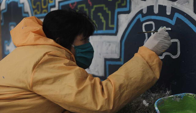 Artista de la comunidad shipiba de Cantagallo pintan mural. Foto: Jorge Cerdán/ La República.