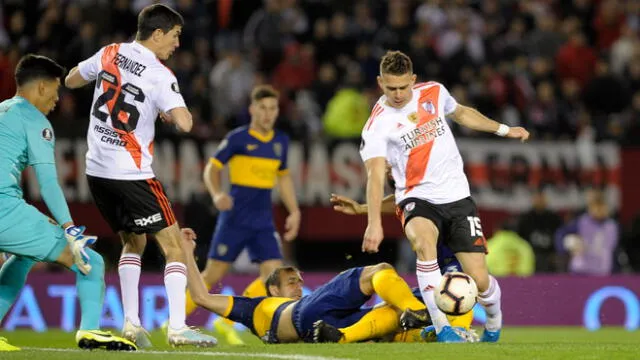 El árbitro cobró el penal para River Plate a los cuatro minutos del primer tiempo.