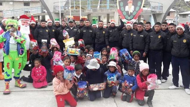 Policías vestidos de 'Papá Noel' entregan regalos a niños de extrema pobreza [FOTOS]