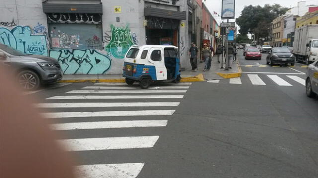 Barranco: mototaxi se estaciona en zona prohibida