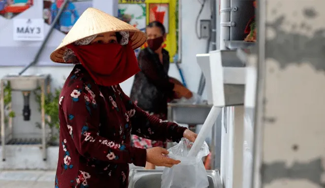 ‘Cajeros automáticos’ ofrecen arroz gratis a personas sin trabajo en Vietnam por la COVID-19