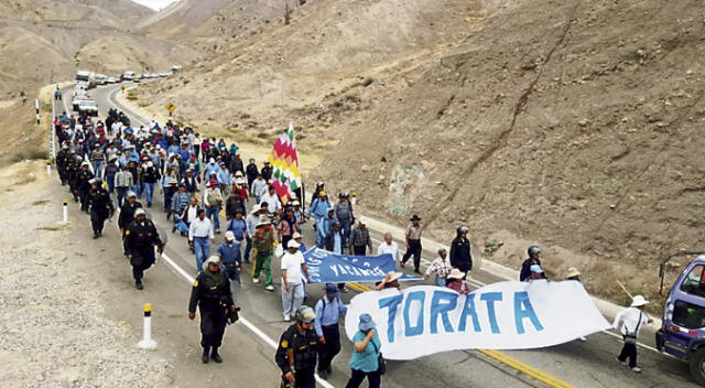 Agricultores de Torata marchan para defender el agua y contra las mineras