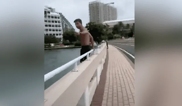 A través de YouTube se hizo viral el momento en que un joven se lanza a un río para salvar a un perro.