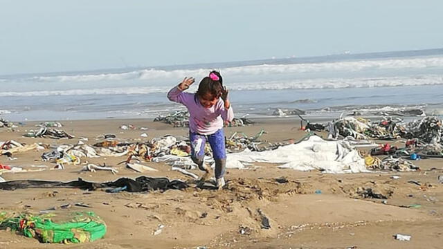 Niños ayudan a limpiar playa contaminada de Ventanilla [FOTOS]