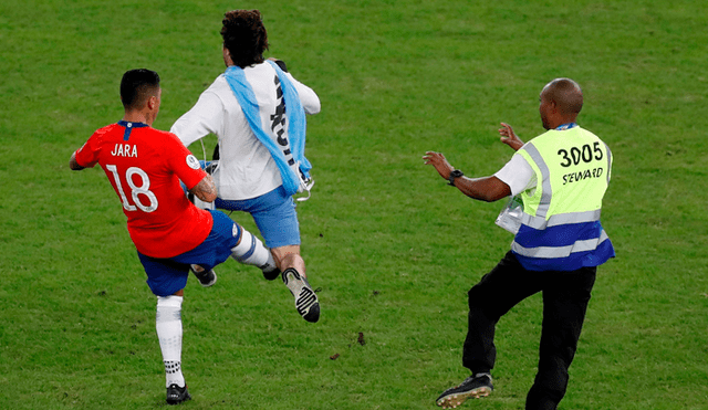 Copa América: Gonzalo Jara y la patada al hincha que le hizo ganarse el repudio de Sudamérica. Foto: EFE