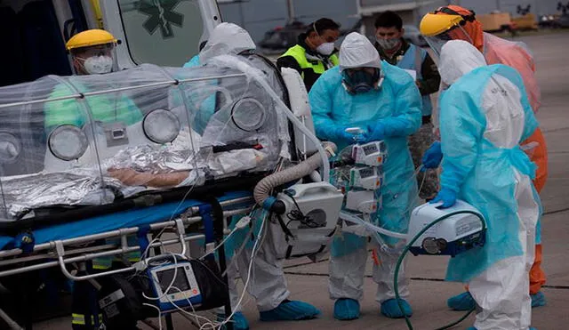 Personal sanitario del Servicio de Atención Médico de Urgencias traslada el 11 de junio a pacientes críticos con la COVID-19 desde Santiago a otras regiones del país menos afectadas por el avance de la pandemia. Foto: EFE