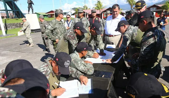 Nieto y comisión de Defensa sobrevolaron bases en el VRAEM