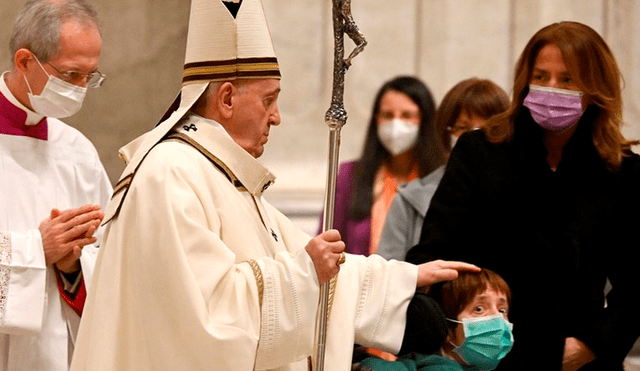 El papa Francisco celebra la Misa del Gallo más solitaria llamando a la fraternidad. Foto: EFE
