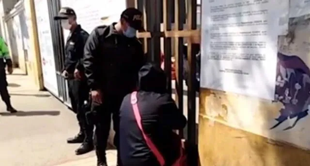 Mujer se arrodilló y pidió información del estado de salud de su madre en hospital de Tacna. Foto: Captura de video