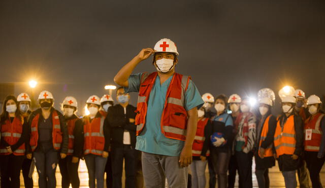 El joven enfermero Pablo Cárdenas y la “Brigada Bicentenario”, conformada por 170 socorristas, dieron soporte a manifestantes y policías. Crédito: Antonio Melgarejo