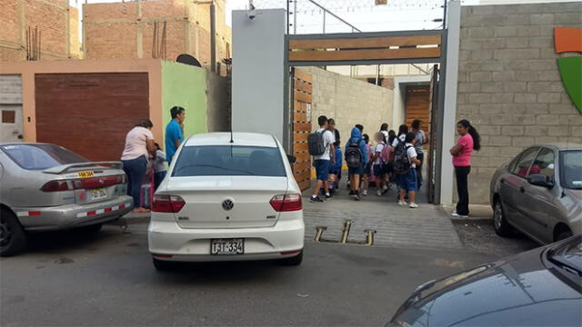 Surco: auto mal estacionado obstruye puerta de centro educativo