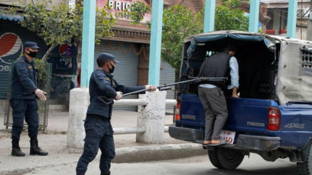 Policía de Nepal usa curioso aparato para detener a quienes violan cuarentena [FOTOS]