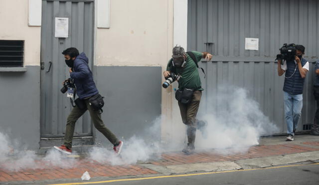 Trabajadores de prensa tuvieron que sortear bombas lacrimógenas y piedras que se lanzaban entre policías y manifestantes. Foto: Antonio Melgarejo / La República