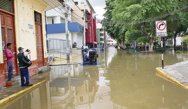 Río Piura se desborda por aumento de caudal e inunda diferentes zonas