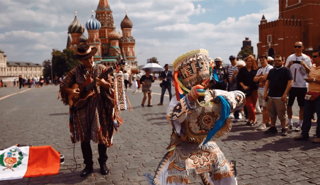 Facebook: 'Danza de Tijeras' sorprende a rusos en la Plaza Roja de Moscú [VIDEO]