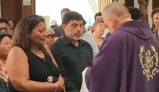 Doña Peta se quiebra en misa del hijo de 'Coyote' Rivera [VIDEO]