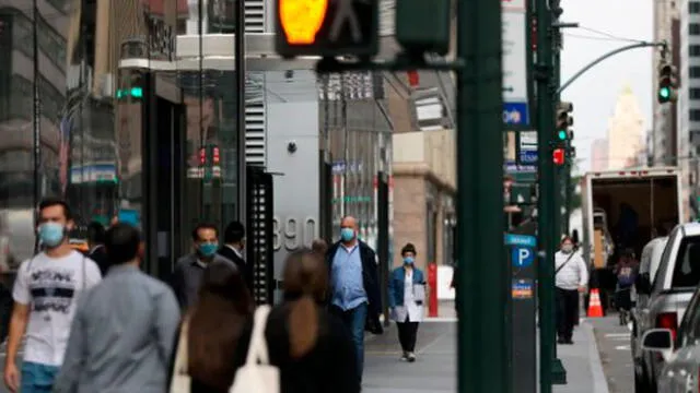 Personas caminan por Manhattan en Nueva York, en medio de la pandemia. Foto: AFP