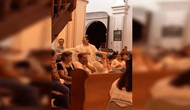 Facebook viral: sacerdote santifica a sus fieles y les echa agua bendita en balde  