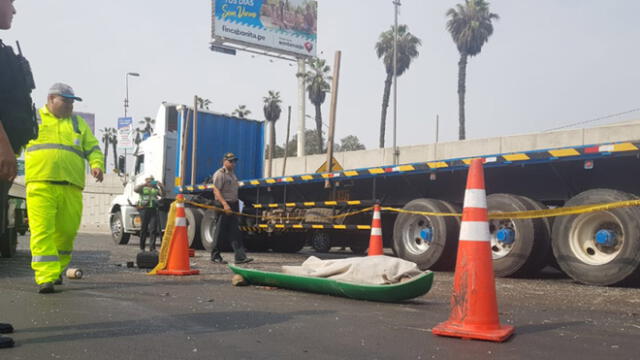 Según un taxista que presenció el accidente, el chofer del camión perdió el control luego que un auto invadiera su carril. (Foto: URPI - GLR)