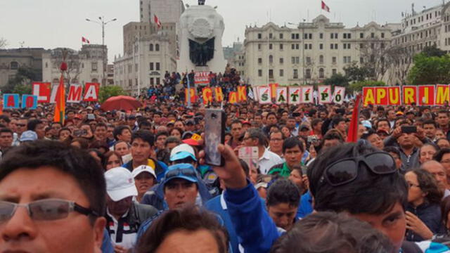 Huelga de profesores: docentes llegaron a la plaza San Martín [EN VIVO]