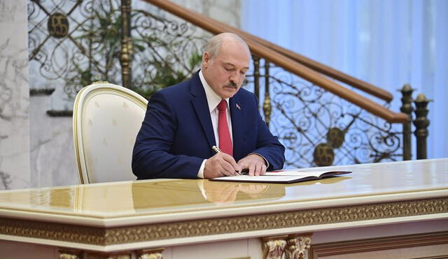 Alexánder Lukashenko asumió este miércoles el cargo de presidente de Bielorrusia. Foto: EFE