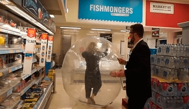 Mujer dentro de la pelota inflable en el supermercado. Foto: El Clarín