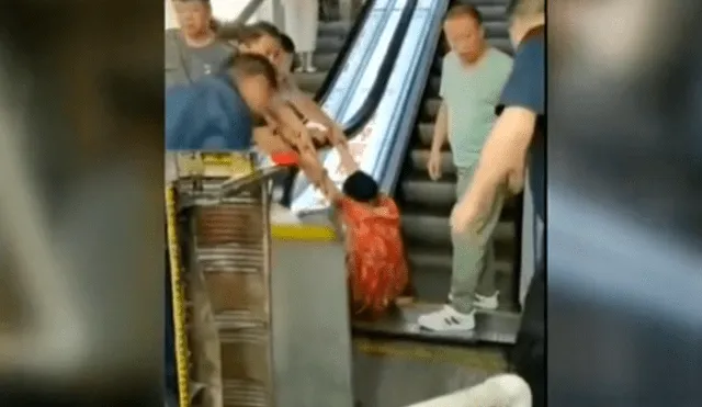 Accidente en escaleras eléctricas de centro comercial en China. Foto: Captura/Chinanews.com