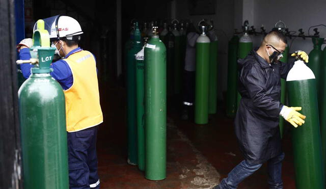 Se registran largas colas y aglomeración en la recarga de oxigeno en el Callao / Credito: Marco Cotrina