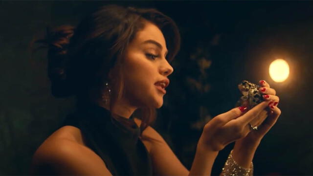 La popular cantante Selena Gómez difundió material inédito de su videoclip en sus redes sociales.