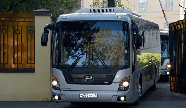 Moscú. Buses transportando a prisioneros ucranianos (Foto: AFP)