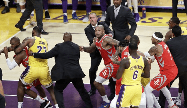 El condenable gesto que desató pelea entre los Lakers y los Rockets en la NBA [VIDEO]